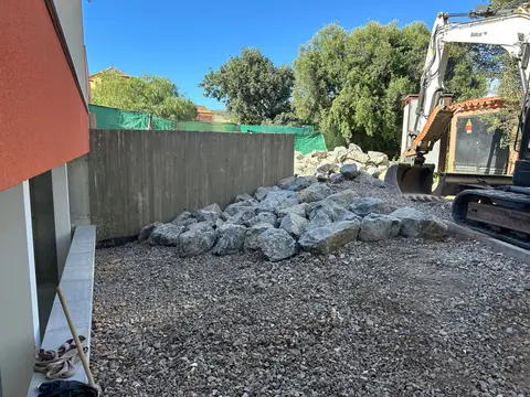 Acondicionamiento de jardín con relleno de piedra — foto 2